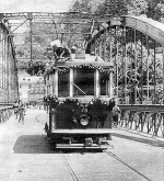 Letzte Fahrt eines Wagens der Linie 2 ber die alte Keplerbrcke - der regulr letzte Zug verkehrte die Nacht davor.